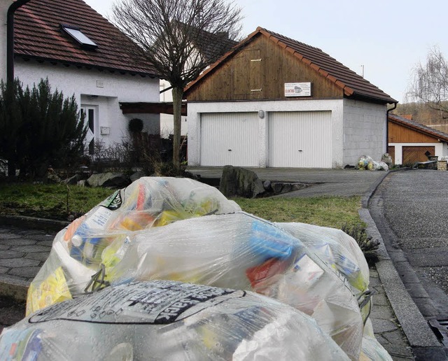 In Wollbach blieben die Gelben Säcke...em, weil das immer wieder vorkommt. | Foto: Victoria Langelott In Wollbach blieben die Gelben Säcke...em, weil das immer wieder vorkommt. | Foto: Victoria Langelott