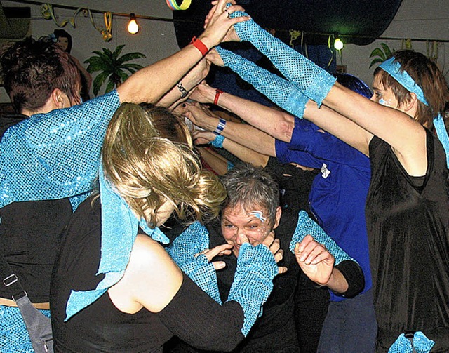 Ringelreihen bei der Weiberfasnacht in Herten  | Foto: Ingrid Arndt