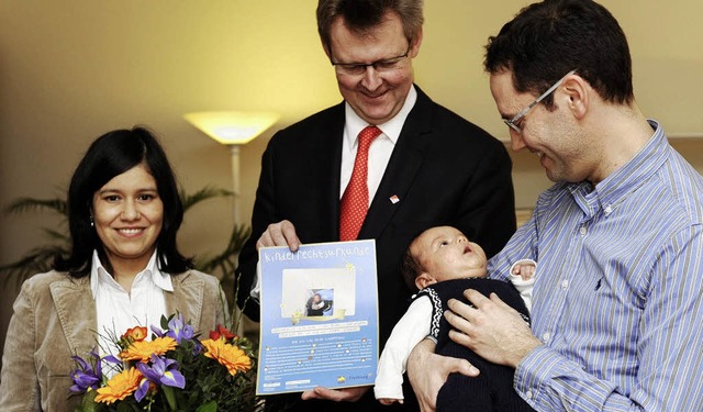 Ulrich von Kirchbach (Mitte) mit Familie Venhoff bei der Urkundenberreichung.   | Foto: Ingo Schneider