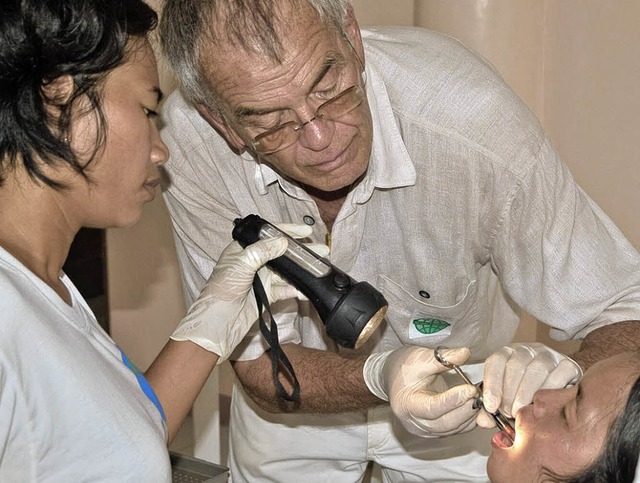 Ohne Strom, dafr mit Taschenlampe: Za...ppinen einer Patientin eine Spritze.    | Foto: BZ