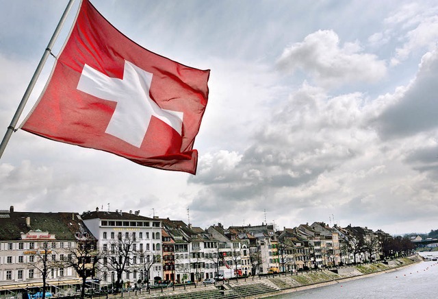 Schweizer Flagge auf der Mittleren Rheinbrcke in Basel   | Foto: DPA