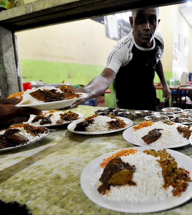 Kochen heit verwandeln: Blick in eine  tamilische Essensausgabe   | Foto: APF
