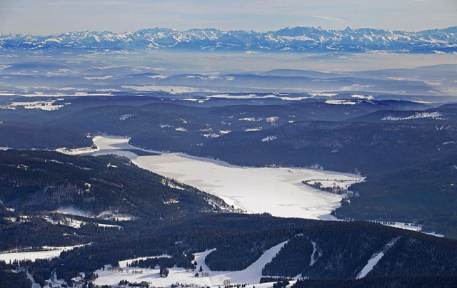 Traumhafte Winterlandschaft -der zugef...den Panorama der schneebedeckten Alpen  | Foto: Sandbiller