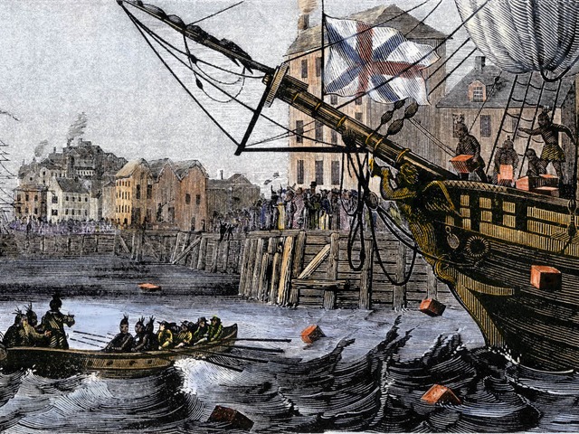 Die Boston Tea Party in einem Bild des...werfen eine Schiffsladung ins Wasser.   | Foto: akg