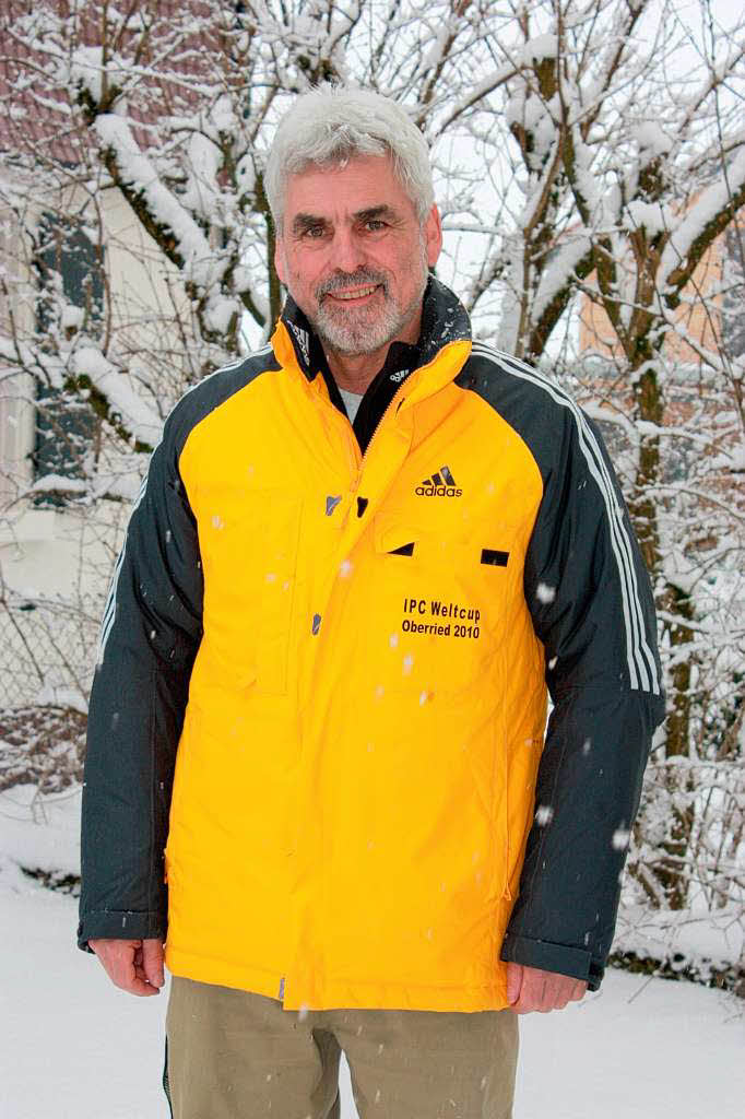 Bernhard Hug vom Skiclub Oberried, Wettkampfleiter beim IPC Weltcup am Notschrei, im Helfer-Outfit