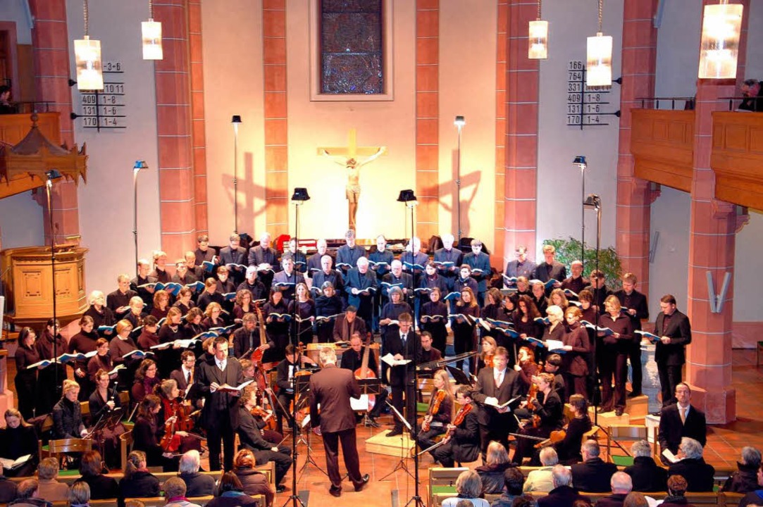 Der Freiburger Kammerchor mit dem Baro... in der evangelischen Kirche Ihringen.  | Foto: Kai Kricheldorff