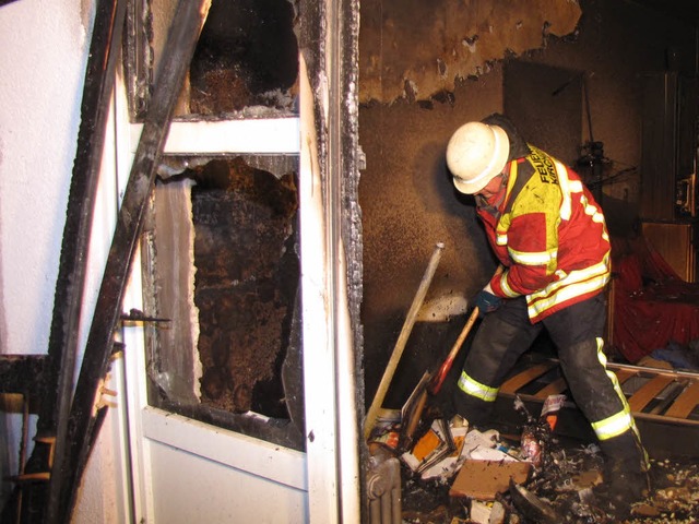 Nichts mehr zu retten:   Ein Feuerwehr...in der ausgebrannten Parterrewohnung.   | Foto: feuerwehr