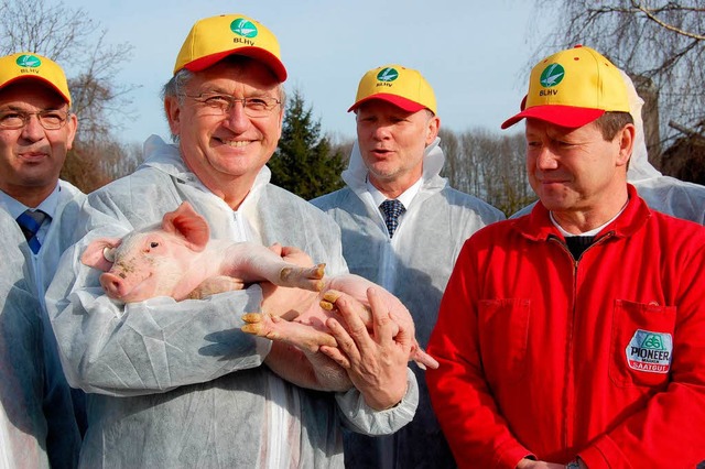 Regierungsprsident Julian Wrtenberge...arl Silberer (rechts) geschenkt bekam.  | Foto: Hagen Spth