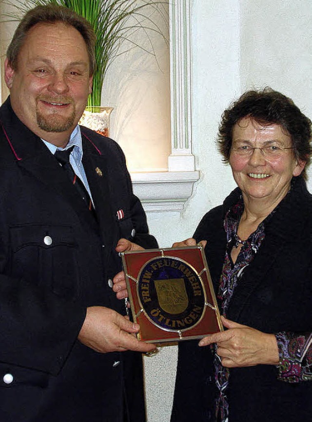 Eine Wappenscheibe  bergab Ortsvorsteherin Helene Brombacher   Uwe Sachs     | Foto: Adrian Steineck