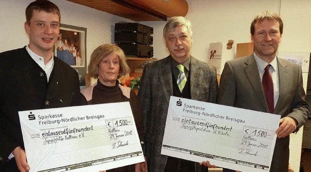 Prses Jrgen Schindler (links) und J...St. Nikolai Spenden von je 1500 Euro.   | Foto: Eberhard Wei