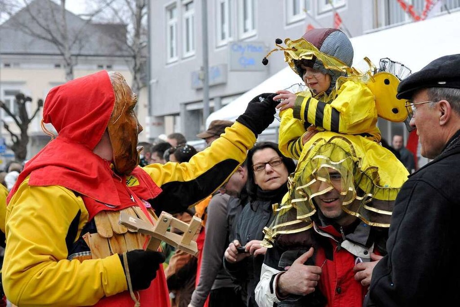 Ein Bernauer „Schniidesl“ trifft am Straßenrand auf ein furchtloses kleines Bienchen (Foto: Volker Münch) Ein Bernauer „Schniidesl“ trifft am Straßenrand auf ein furchtloses kleines Bienchen (Foto: Volker Münch)