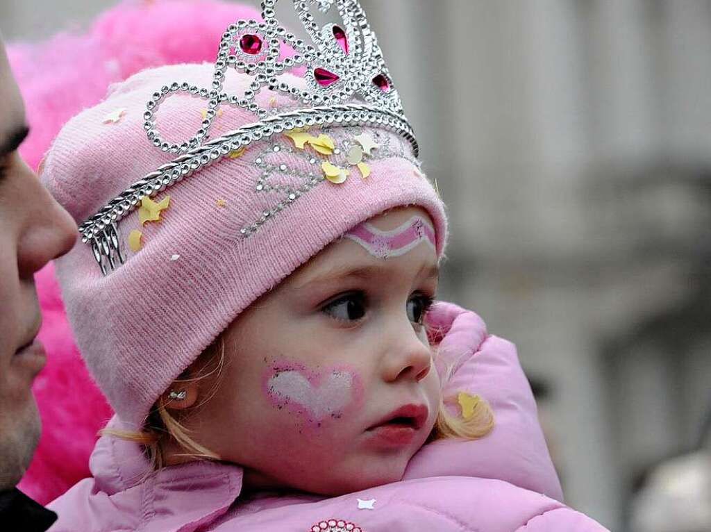 Staunend verfolgte diese kleine Prinzessin das bunte Treiben der Narren.