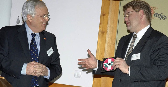 Humorvolles Gastgeschenk: Hans Rudolf ...Hartfrid Wolff eine Bankdaten-CD mit.   | Foto: BENSIEK