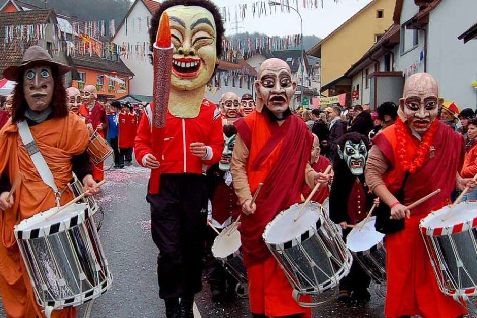 Rund 10 000 Zuschauer nahmen die Parade der 3500 Hästräger in Schwörstadt ab. (Foto: Hildegard Siebold) Rund 10 000 Zuschauer nahmen die Parade der 3500 Hästräger in Schwörstadt ab. (Foto: Hildegard Siebold)
