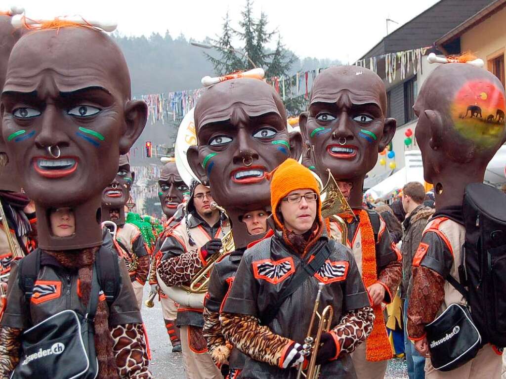 Rund 10 000 Zuschauer nahmen die Parade der 3500 Hstrger in Schwrstadt ab.