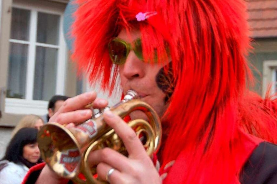 Hausherren in Sachen schräge Töne: Die Merdinger Guggemusik „Vulkanspängler“ beim großen Narrenumzug. Hausherren in Sachen schräge Töne: Die Merdinger Guggemusik „Vulkanspängler“ beim großen Narrenumzug.