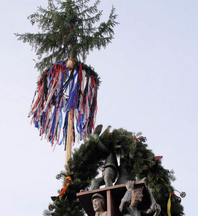 Mit 21 Metern setzt  der Narrenbaum  a...   ber  groes  nrrisches Aufgebot.   | Foto: Christoph Spangenberg