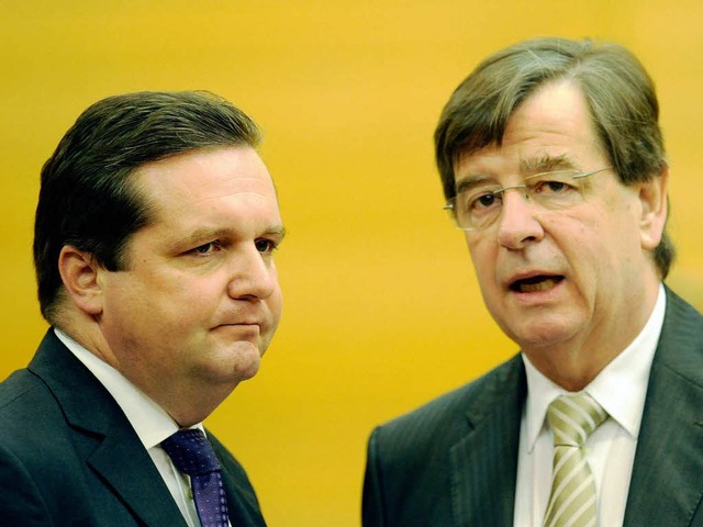Der knftige Ministerprsident von Bad...nd Finanzminister Willi Stchele (r.).  | Foto: dpa
