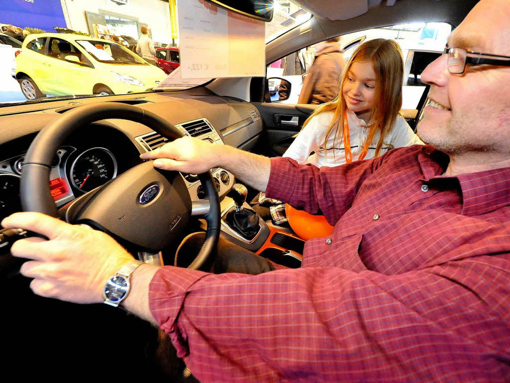 Die Besucher blicken auf automobile Trends und Neuheiten auf der Messe Freiburg