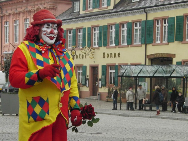 In der Offenburger Fugngerzone arbeitet der 59-jhrige Wohnungslose als Clown.  | Foto: Bettina Fluhrer