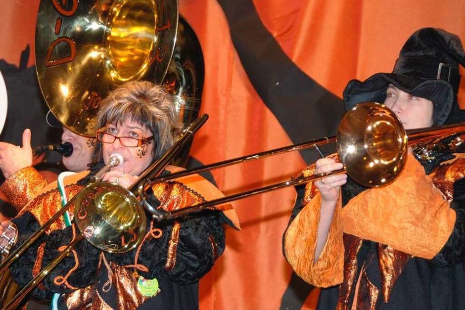 Laustarkes Heimspiel: Die „Gsoddini 13“ bei der Hallenfasnet. (Foto: Roland Vitt) Laustarkes Heimspiel: Die „Gsoddini 13“ bei der Hallenfasnet. (Foto: Roland Vitt)