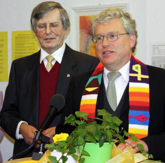 Pfarrer Herbert Malzacher (rechts) und...der Raiffeisenstrae in Ehrenkirchen.   | Foto: Faller