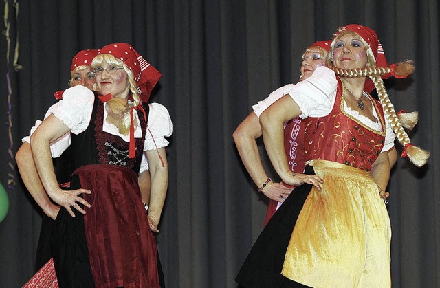 Die Dirndl-Buerinnen  brachten Stimmung in die Saal.   | Foto: sigwart