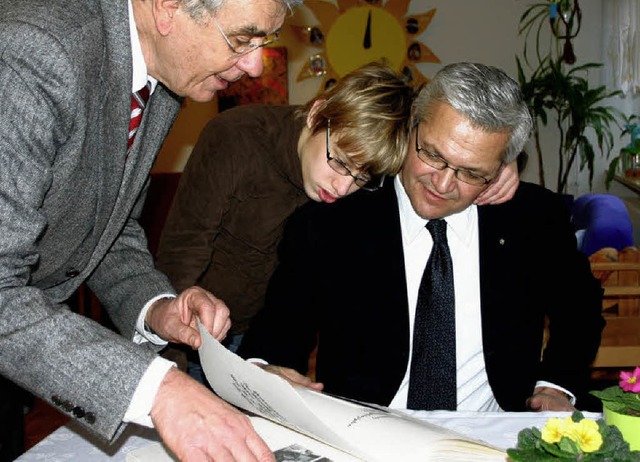 Hubert Hppe (rechts), Behindertenbeau...em Sohn Marcel die Stadt Heitersheim.   | Foto: Model