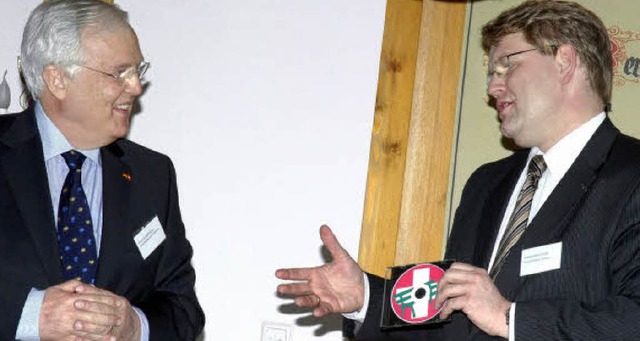 Humor:  Hans Rudolf Gysin (links) brachte Hartfrid Wolff eine Bankdaten-CD mit.   | Foto: BENSIEK