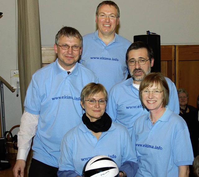 Sie zeigen Teamgeist: (von links) Schu...e, Walter Vehmann und Regine Klusmann   | Foto: Nikolaus Trenz