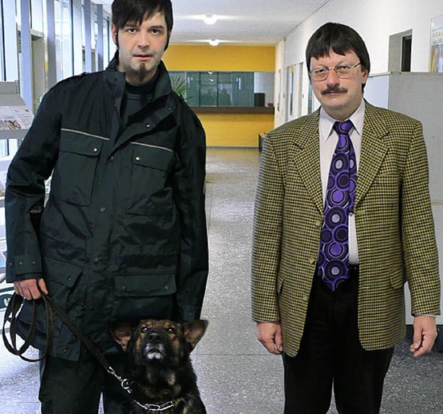 Hundefhrer Mario Voit, Bonsai und Volker Knzle   | Foto: Zoll