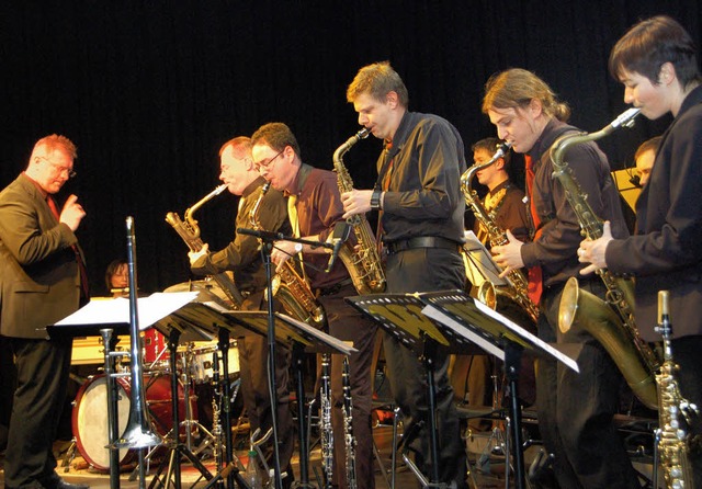 Der geschmeidige Saxophonsatz der Bigb... der Leitung von Hanjo Giler (links)   | Foto: Christian Kramberg