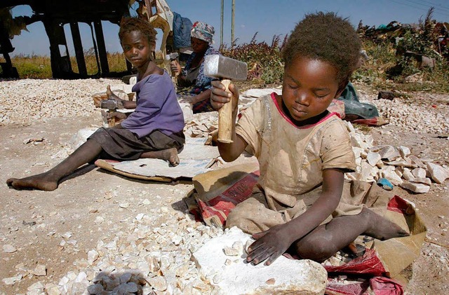 Oft mssen  Kinder in Afrika arbeiten und knnen nicht zur Schule gehen.  | Foto: Alexander Joe