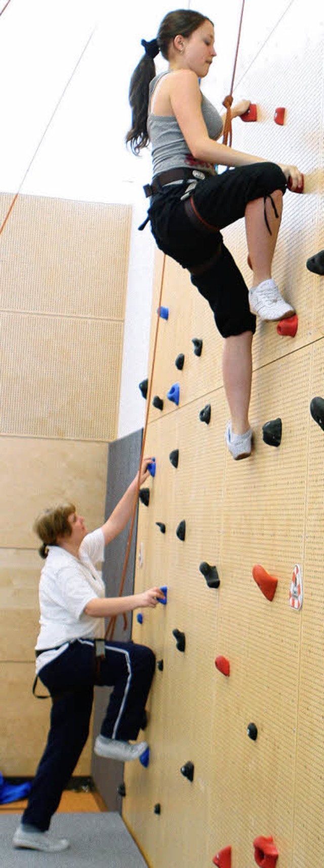 Mut, Selbstvertrauen, Teamarbeit und Technik  sind an der Kletterwand gefragt.   | Foto: Gerhard Mller