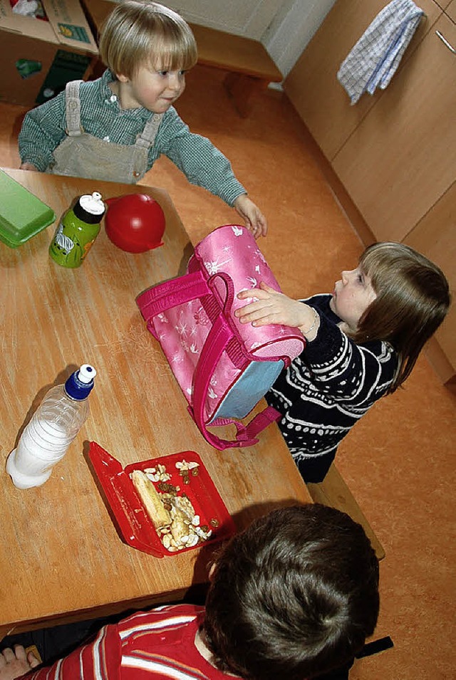 Spielen macht Hunger. Die Kinder packen ihr Vesper aus.   | Foto: Babeck-Reinsch