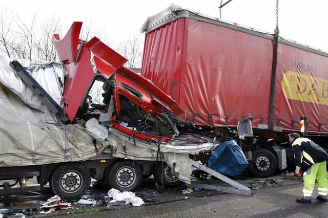 Lkw-Fahrer schwer verletzt