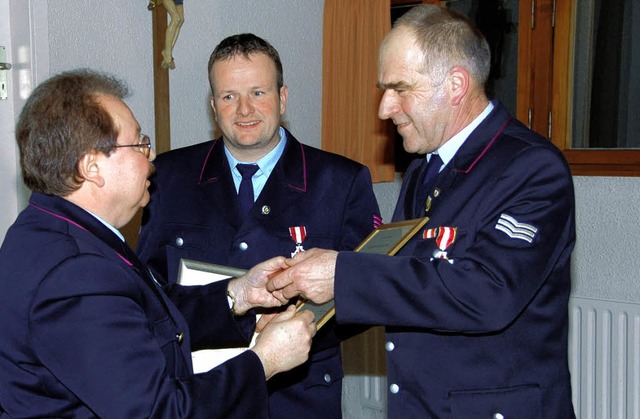 Kreisbrandmeister Schwble ehrte  Stef...e aktiven Feuerwehrdienst (von  links)  | Foto: Maier