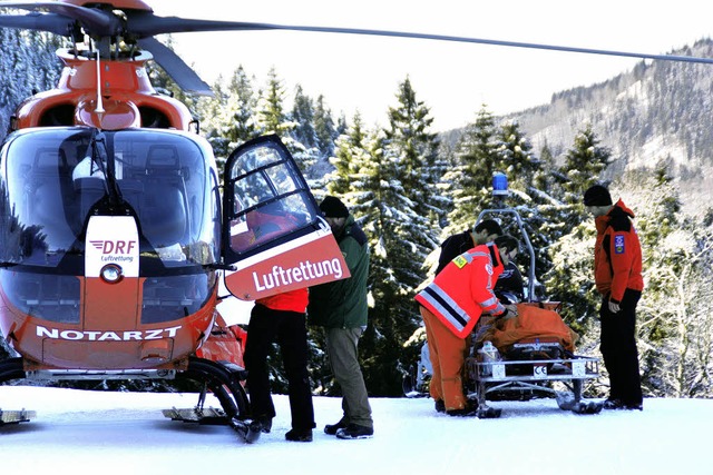 Einsatz am Feldberg: Der  Notarzt des ... versorgt einen verletzten Skifahrer.   | Foto: DRF Luftrettung