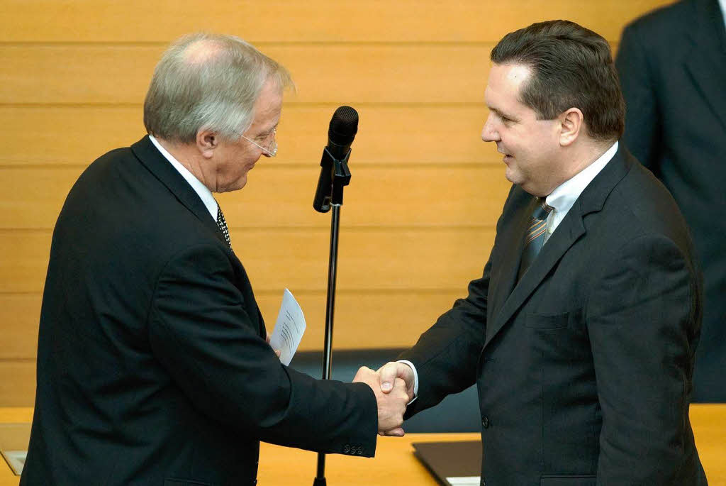 Landtagsprsident Peter Straub gratuliert dem neuen Ministerprsidenten