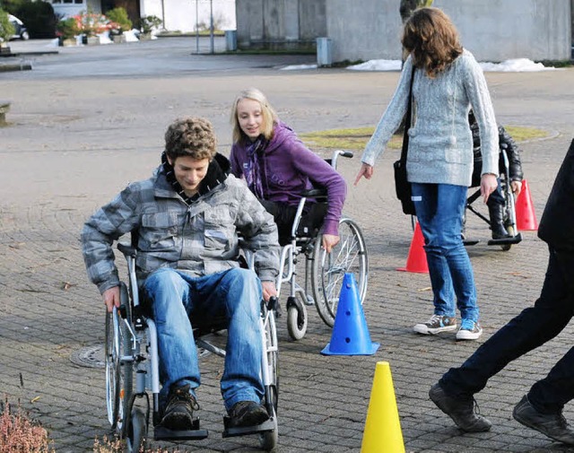 Bei einer Fahrt mit dem Rollstuhl beka...Eindruck davon, wie Behinderte leben.   | Foto: privat