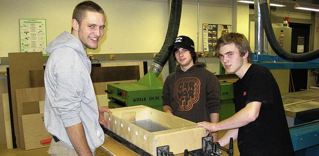 Schler aus den Berufsfeldern Holz und...r Ausbildung   Dreh-Kicker-Spiele an.   | Foto: Privat