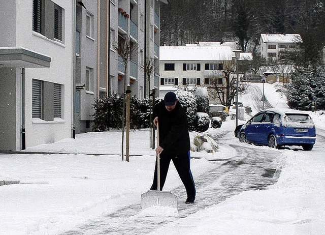An die Schippe:  Der Schneefall  forderte auch die Anwohner.   | Foto: Greiner