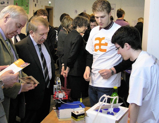 Fr den selbst entwickelten Zitronenro...nister Helmut Rau (Zweiter von links).  | Foto: BZ