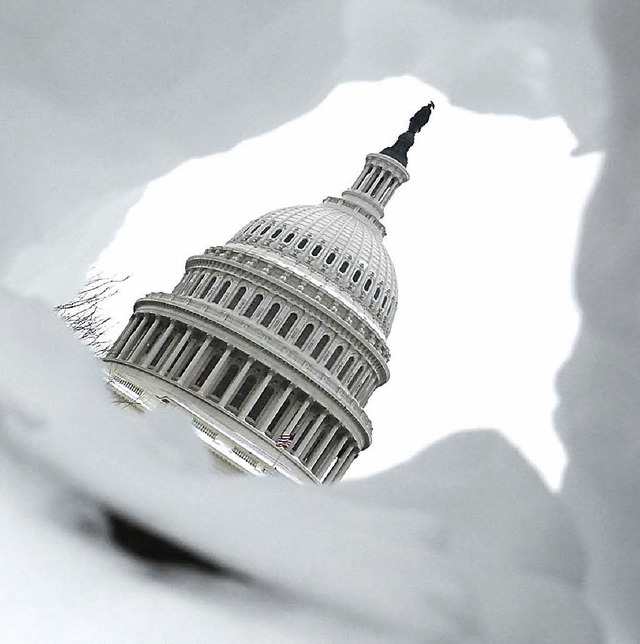 Das Kapitol &#8211; fotografiert durch ein Schneeloch   | Foto: AFP