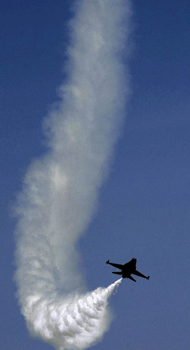Was darf die Bundeswehr tun, wenn aus der Luft Gefahr  droht?  | Foto: dpa