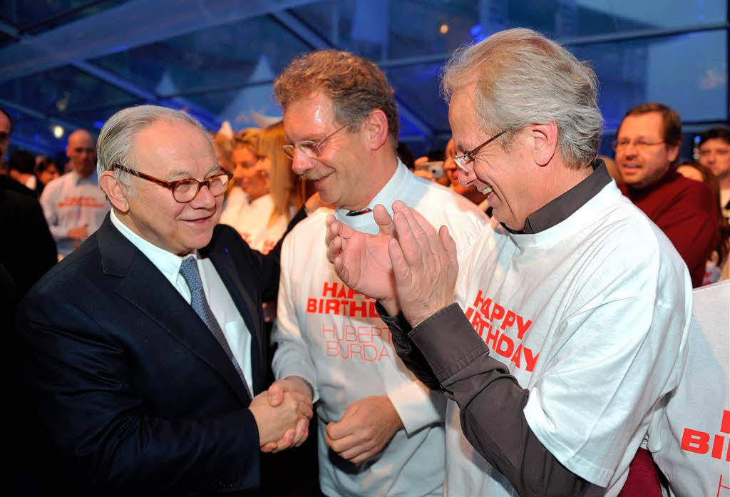 Mitarbeiter des Burda-Verlages in Offenburg gratulieren ihrem Chef, dem Verleger Hubert Burda (l) zu seinem 70. Geburtstag.