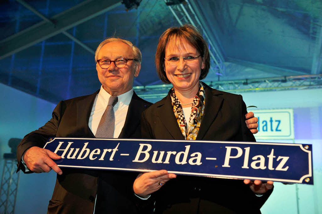 Die Oberbrgermeisterin der Stadt Offenburg Edith Schreiner  berreicht  Hubert Burda das Schild des nach ihm benannten Platzes.