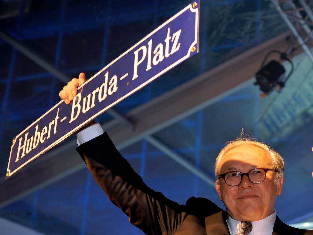 Hubert Burda mit dem Straenschild.