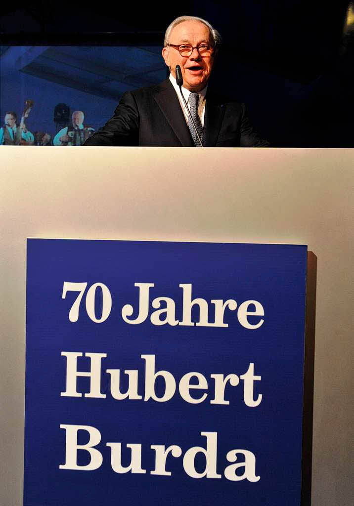 Hubert Burda spricht  bei seiner Geburtstagsfeier in Offenburg vor dem Schild "70 Jahre Hubert Burda" zu seinen Gsten.