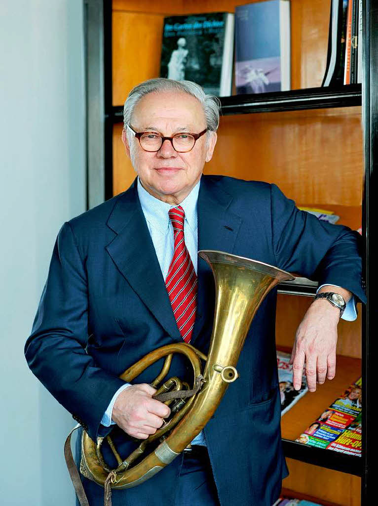 Hubert Burda mit dem Horn seines Grovaters.